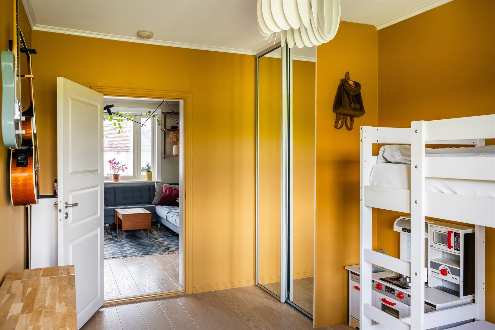 Rommet egner seg godt som barnerom med hyggelig utsyn mot Hovindammen. Galleribilde