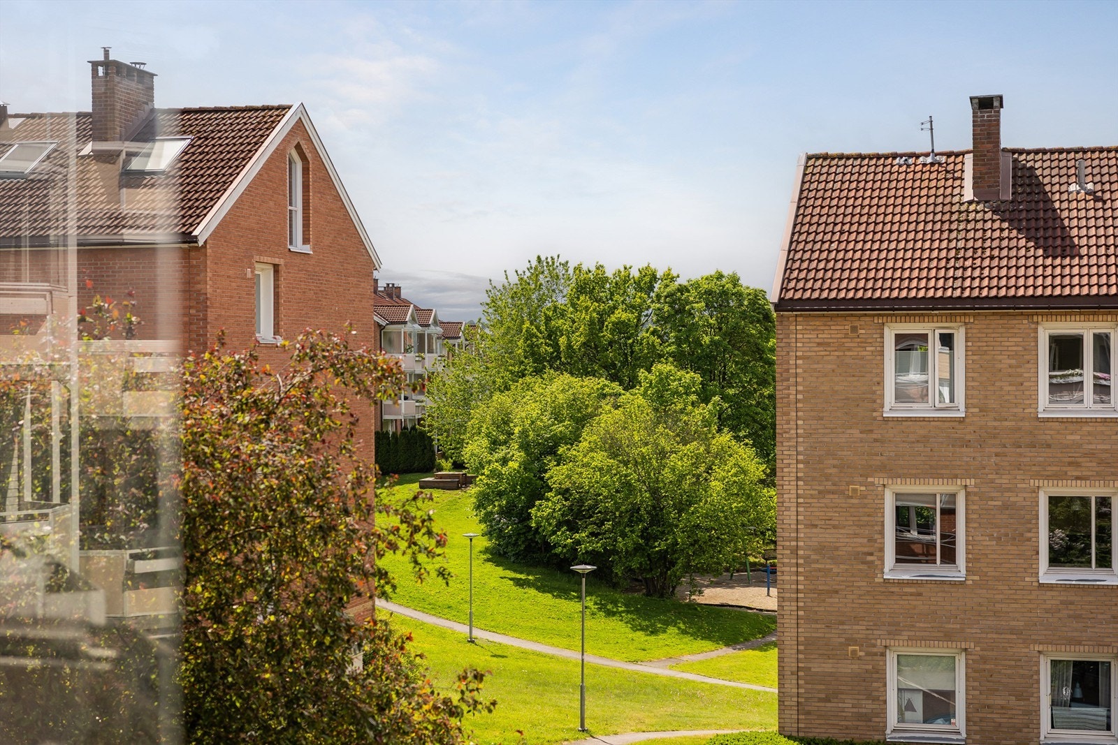 Fra balkongen er det et hyggelig utsyn over borettslagets fellesarealer. Galleribilde