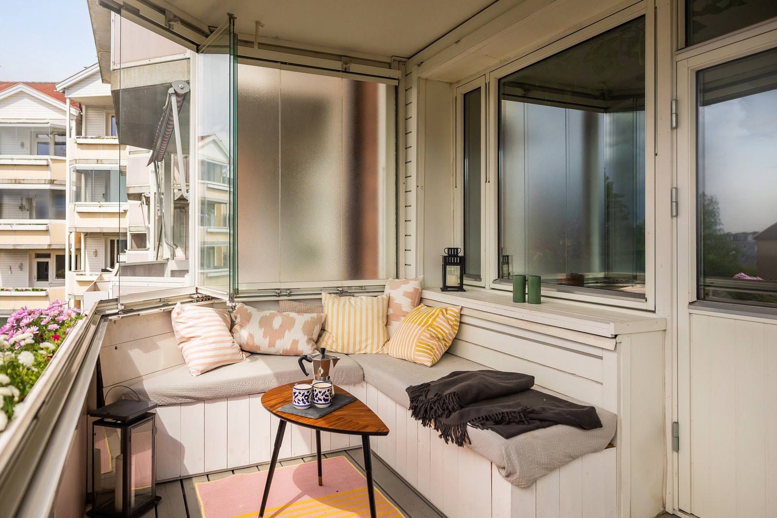 Solrik, sydvestvendt balkong med innglassing og plassbygd sittebenk med oppbevaring. Galleribilde