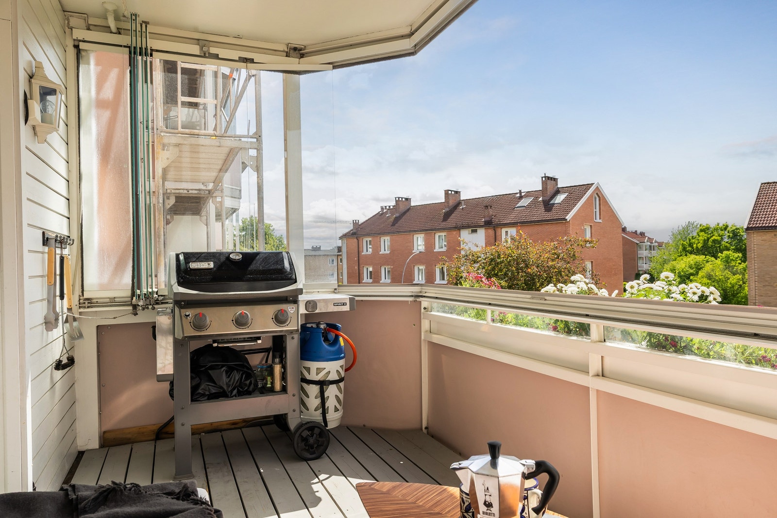 Balkongen er av god størrelse med plass til både sittegruppe og grill, og sol i tidsrom mellom ca kl 13-21 sommerstid. Galleribilde