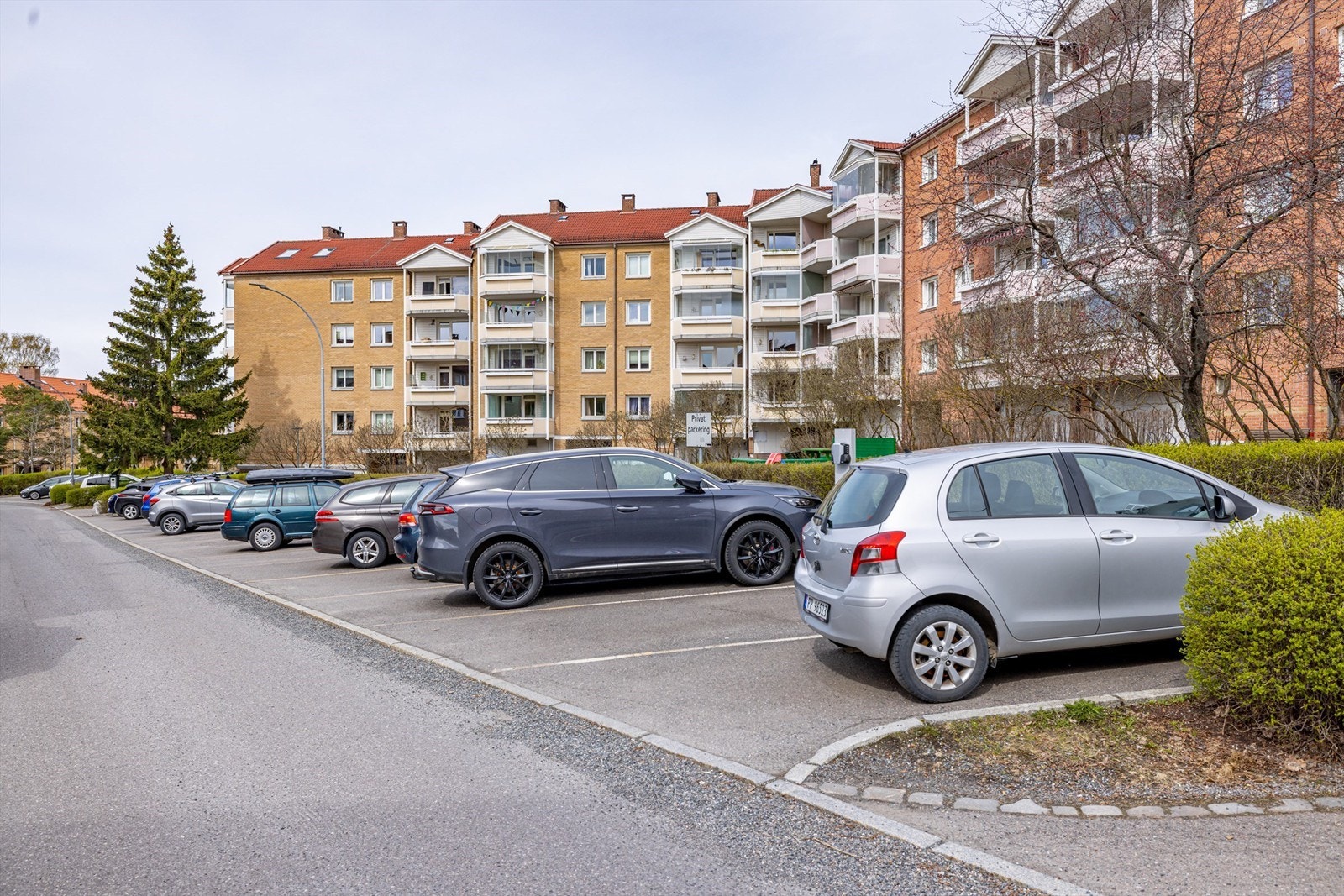 Borettslaget disponerer hele 166 p-plasser på tomten. Tildeles etter venteliste, men gode muligheter for anskaffelse. Kjøper av leiligheten har også forkjøpsrett på garasjeplass med loftslagring fra selger Galleribilde