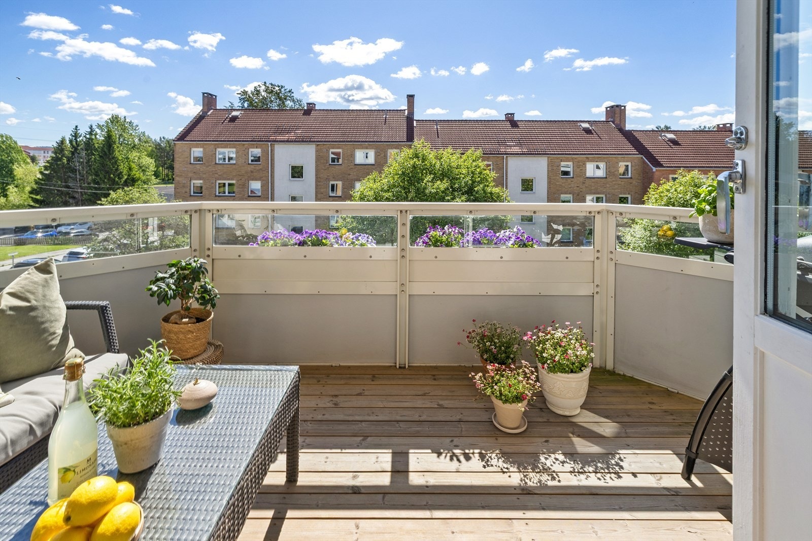 Overbygget balkong gir en lun og hyggelig atmosfære, og er en fin forlengelse av stuen Galleribilde