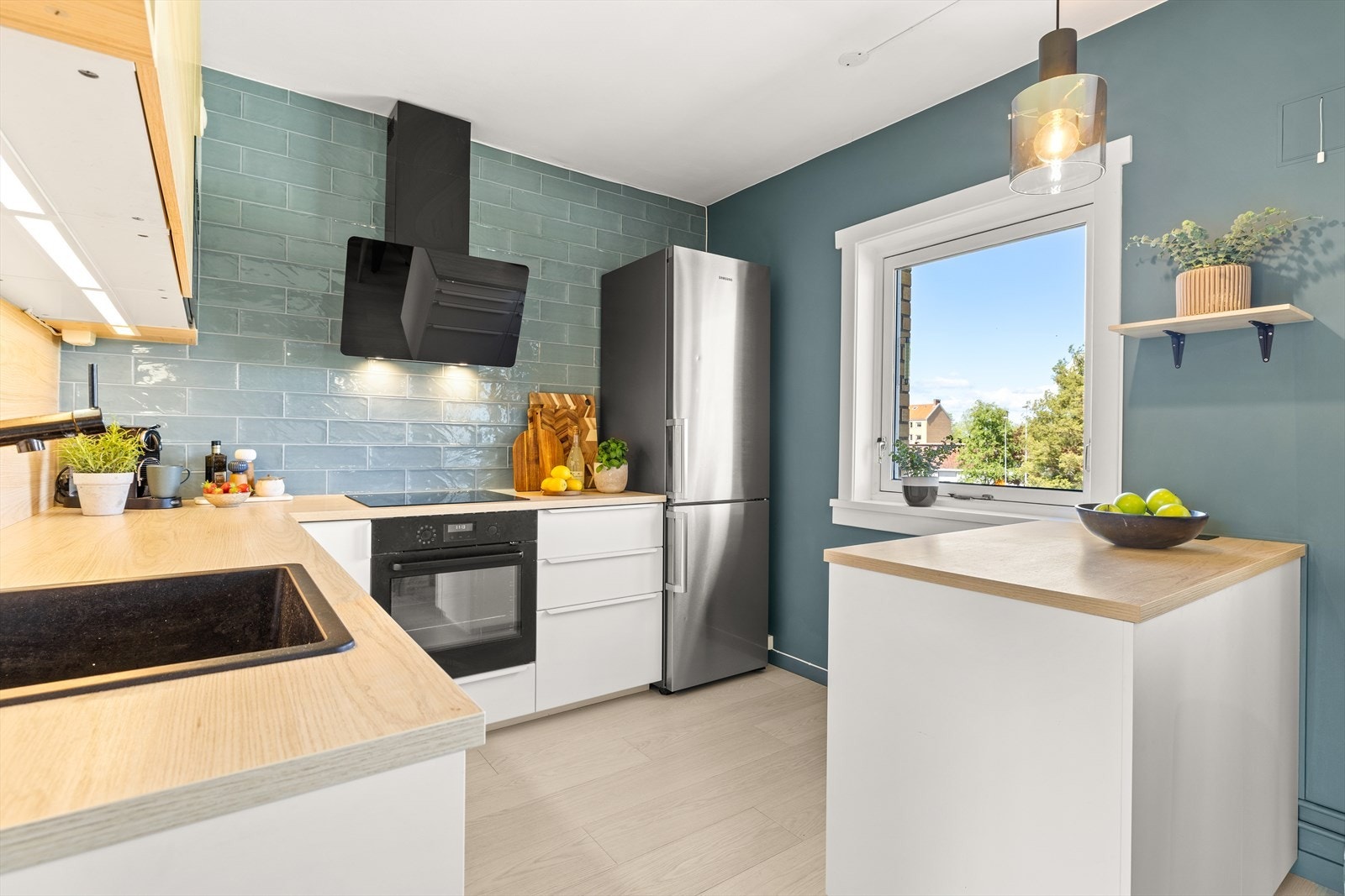 Svært lekkert kjøkken fra 2020 med integrerte hvitevarer Galleribilde