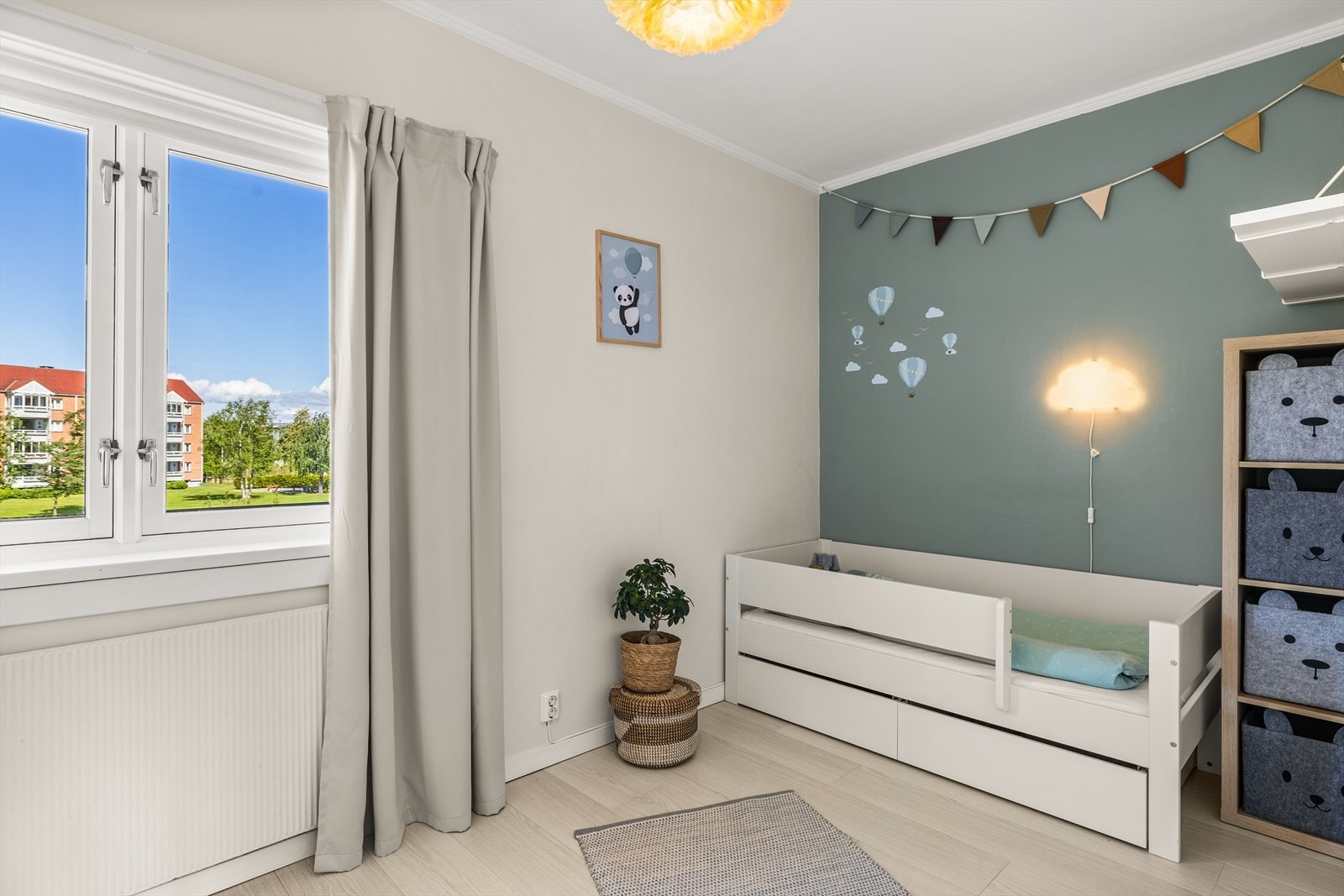 Soverom 2 er av fin størrelse med gode møbleringsmuligheter og rikelig med naturlig lysinnslipp Galleribilde