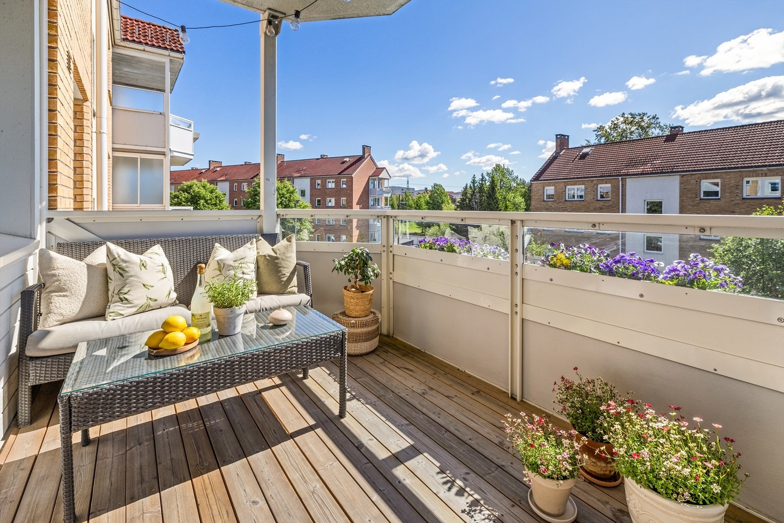 Her får kjøper gleden av en solrik balkong med hyggelig utsyn Galleribilde