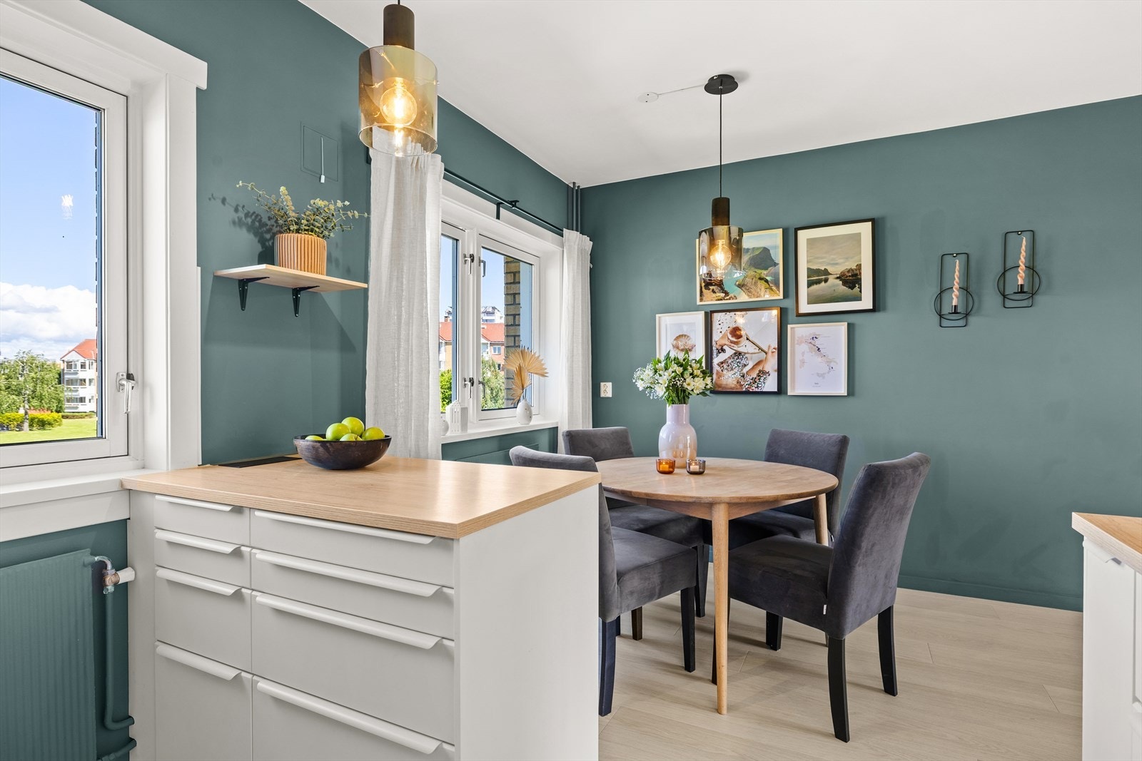 Ved kjøkkenet er det plass til en spisegruppe Galleribilde