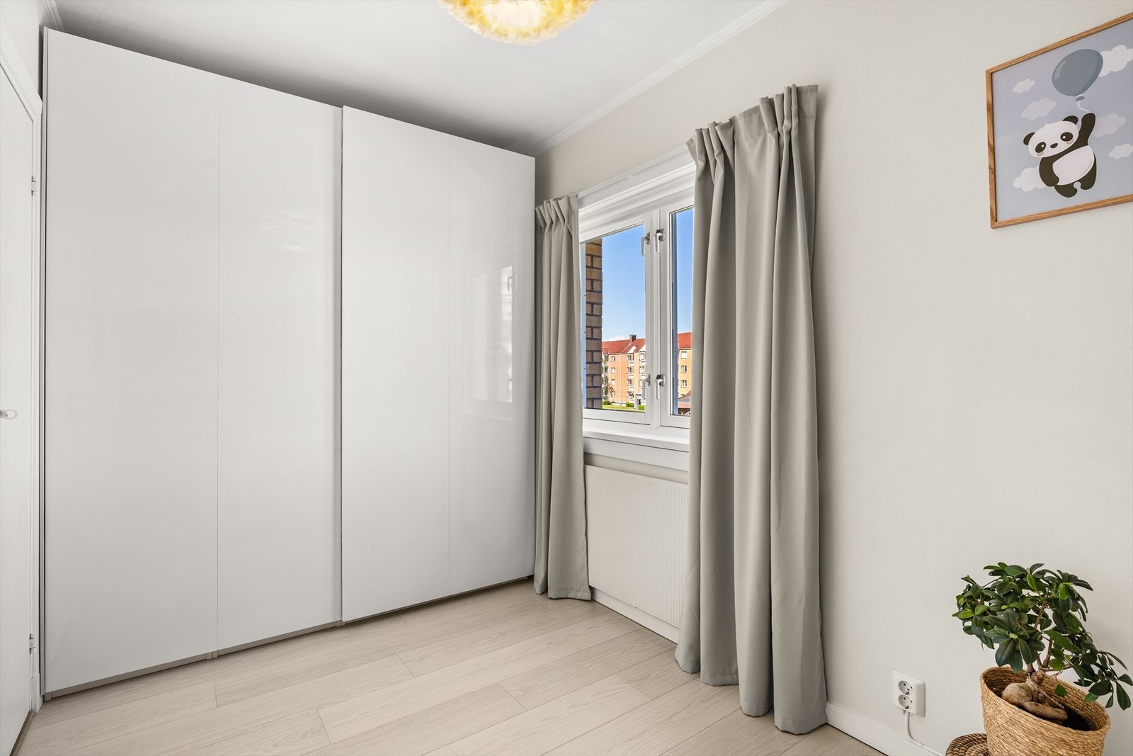 Her får du også en praktisk skyvedørsgarderobe med mye oppbevaringsplass Galleribilde