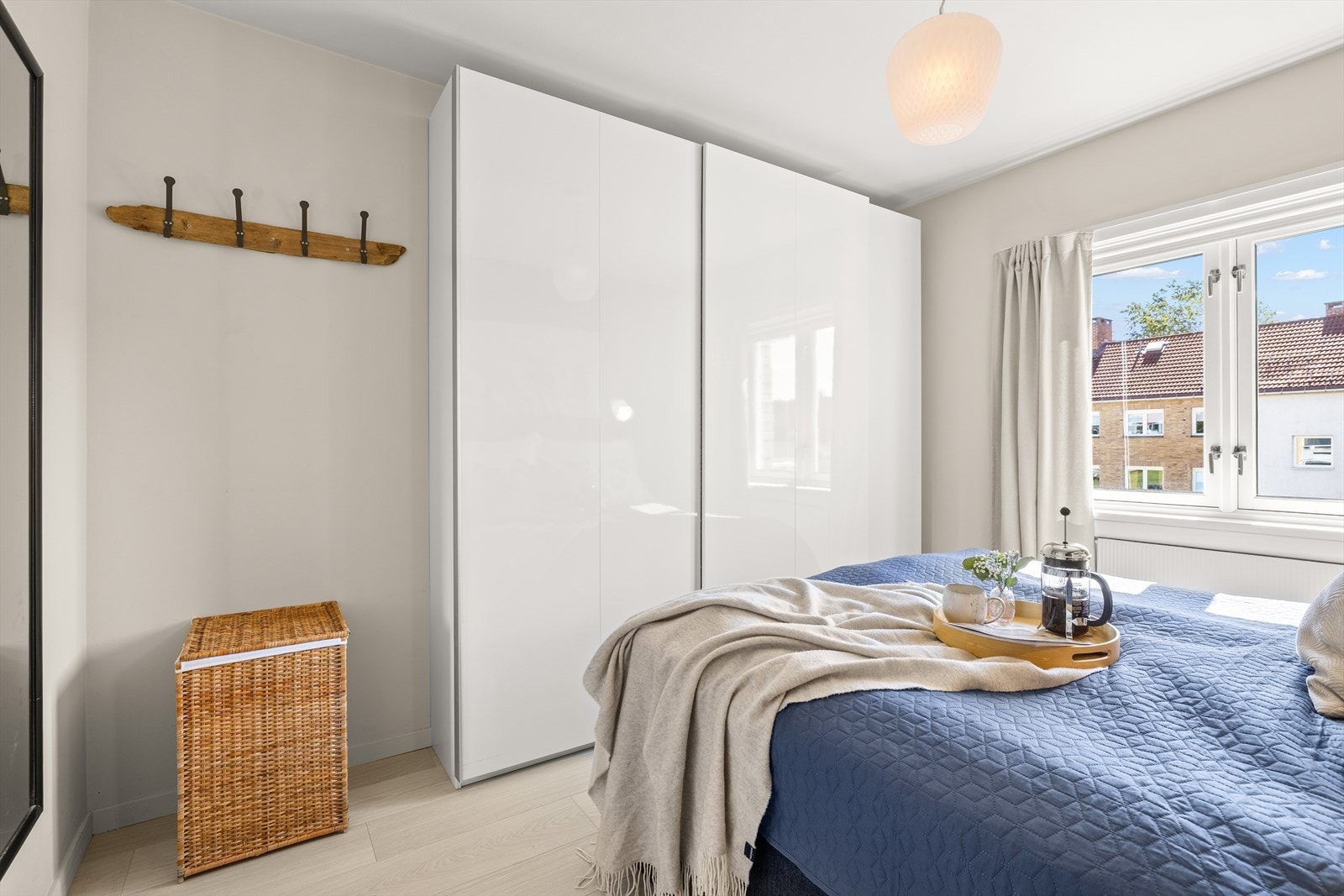 Praktisk skyvedørsgarderobe med mye oppbevaringsplass Galleribilde