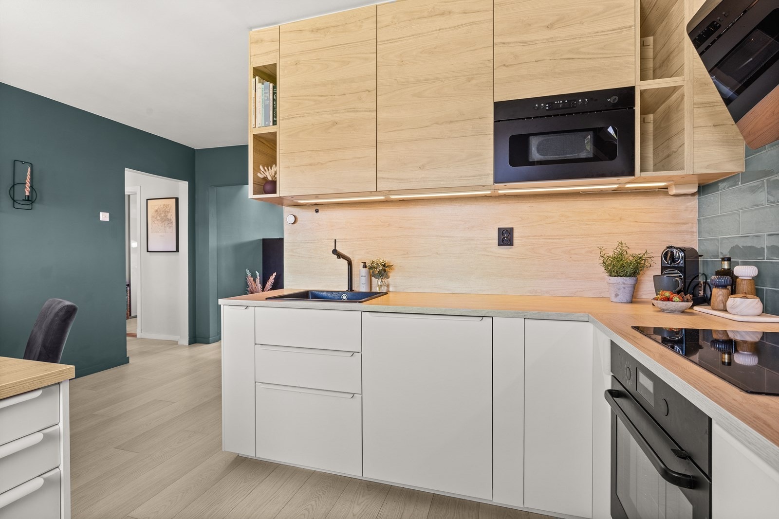 Det er godt med oppbevaringsplass i skuffer og skap Galleribilde