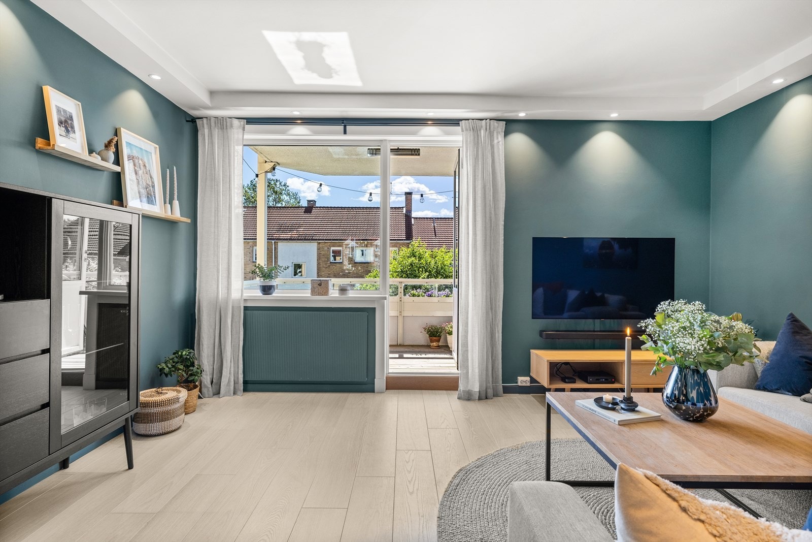 Fra stue er det utgang til syd-østvendt balkong på 7 kvm Galleribilde