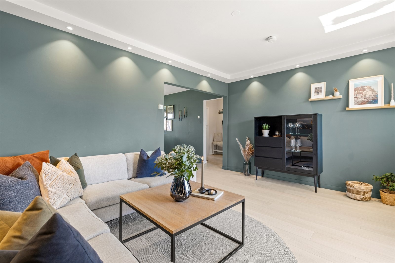 I stue er det god plass til sofagruppe og tv-seksjon Galleribilde