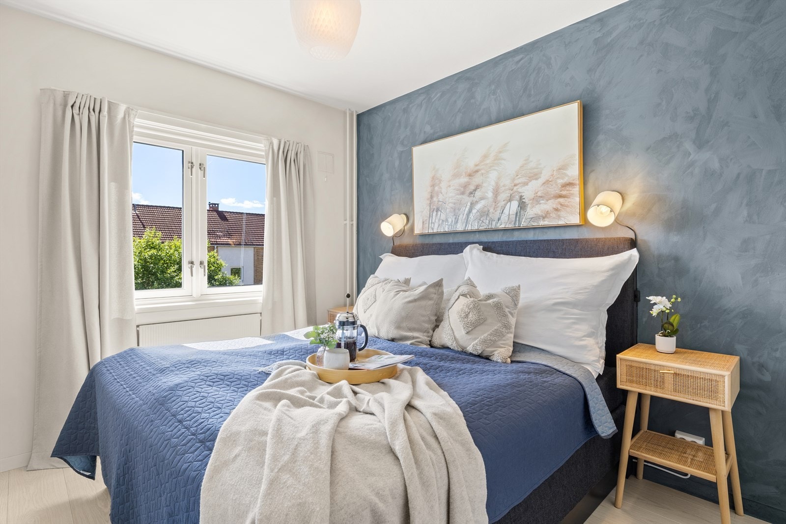 Rommet er malt i fine fargetoner Galleribilde