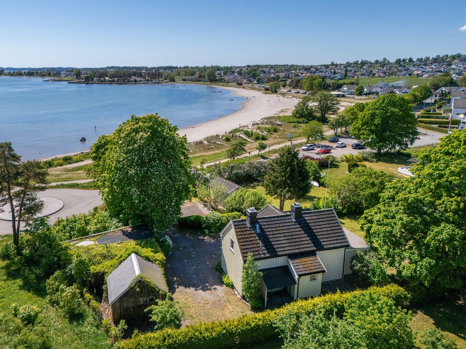 Eiendommen ligger særdeles attraktivt til innerst i Moloveien. En meget idyllisk og attraktivt eiendom med få meter ned til Ringshaugstranda og nydelig turmuligheter. Galleribilde