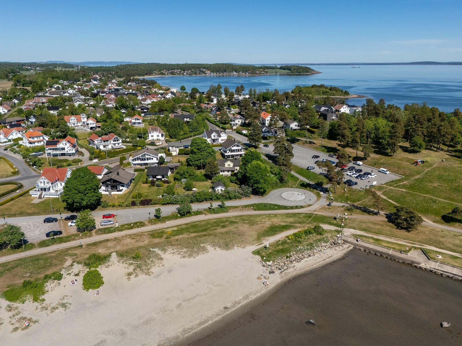 Ringshaugstranda er kanskje en av Vestfolds flotteste sandstrender med steinmolo og stor gresslette. Fra eiendommen kan også strandstien fra moloen og bort til Skallevoldstranda benyttes og som er en kjempefin turmulighet! Galleribilde