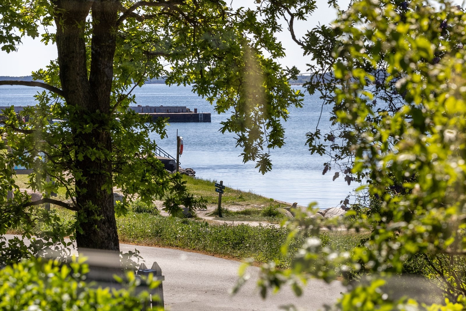 Velkommen til en sjelden mulighet - en stor og flott selveiertomt på hele 1764 kvm! Idyllisk beliggende med sjøen som nærmeste nabo! Galleribilde