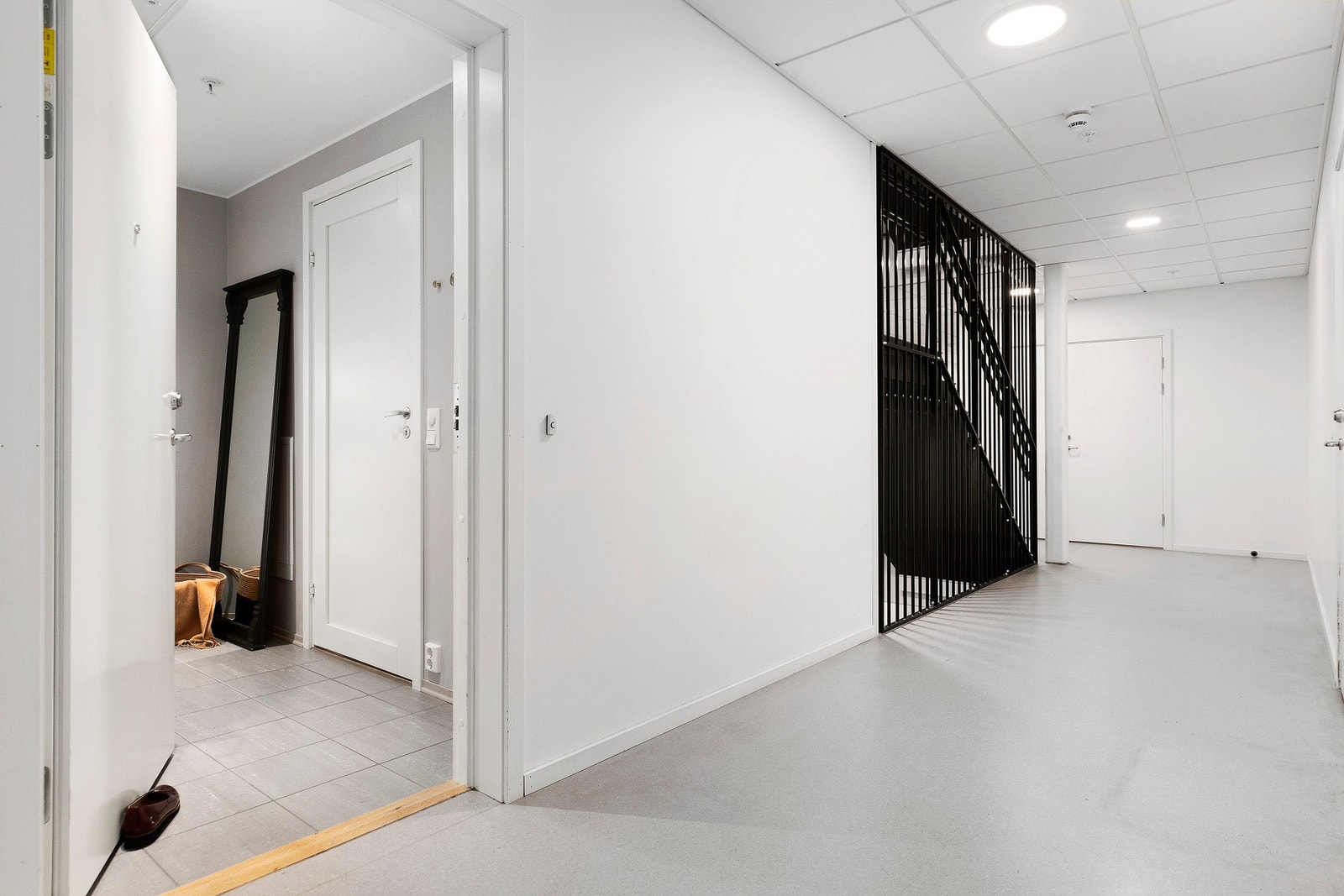 Lys og tiltalende adkomst. Romslig hall/entre. Galleribilde