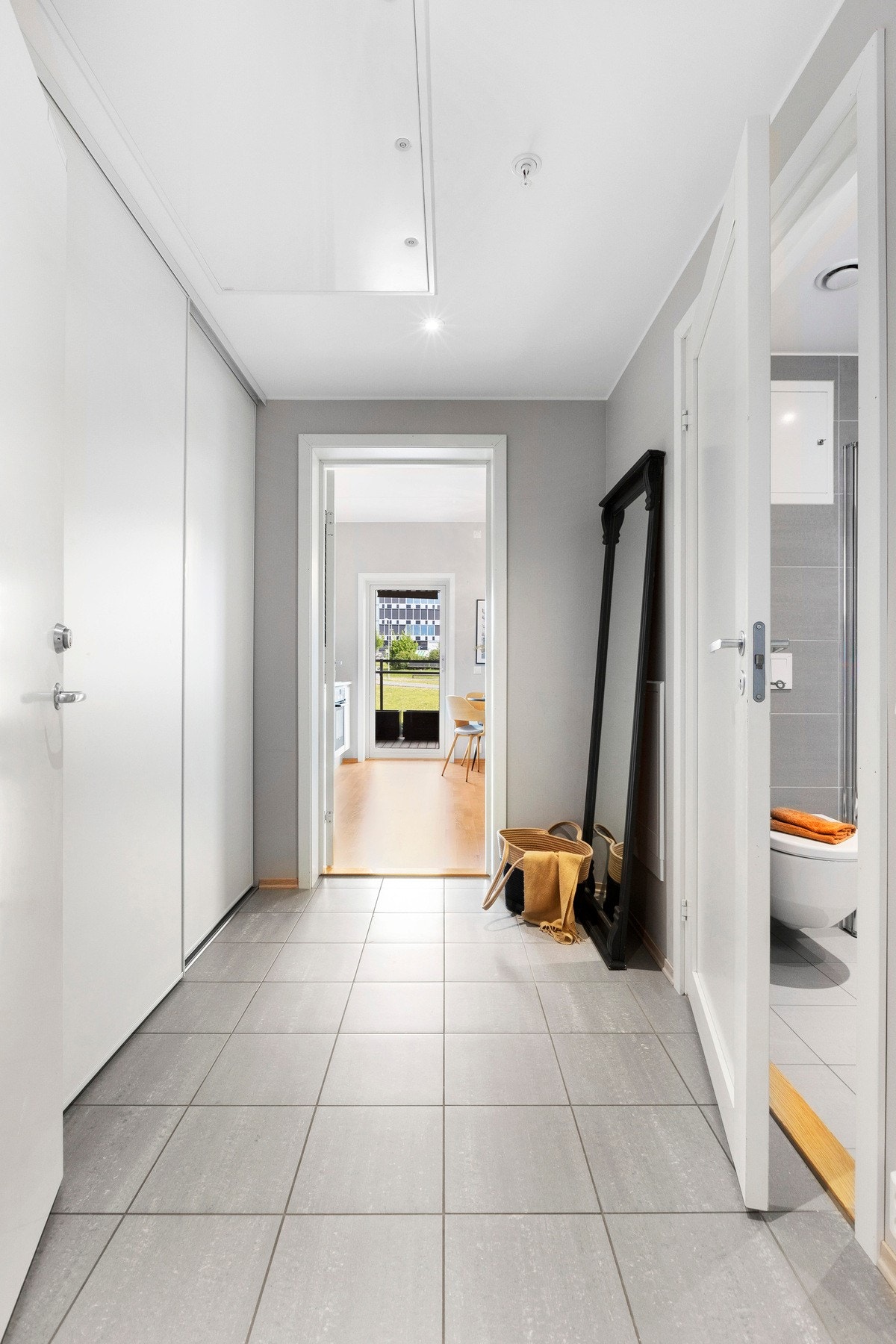 Stor skyvedørsgarderobe med mye lagringsplass. Down-light i himling. Galleribilde