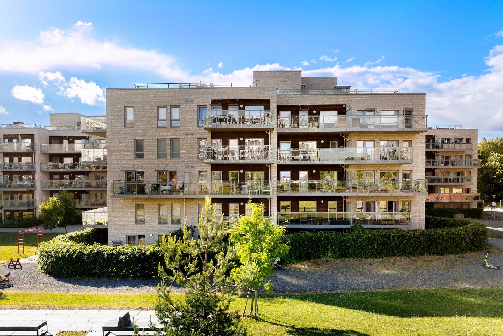 Fasaden er representativ i lys tegl. Felles takterrasse for sameierene. Galleribilde