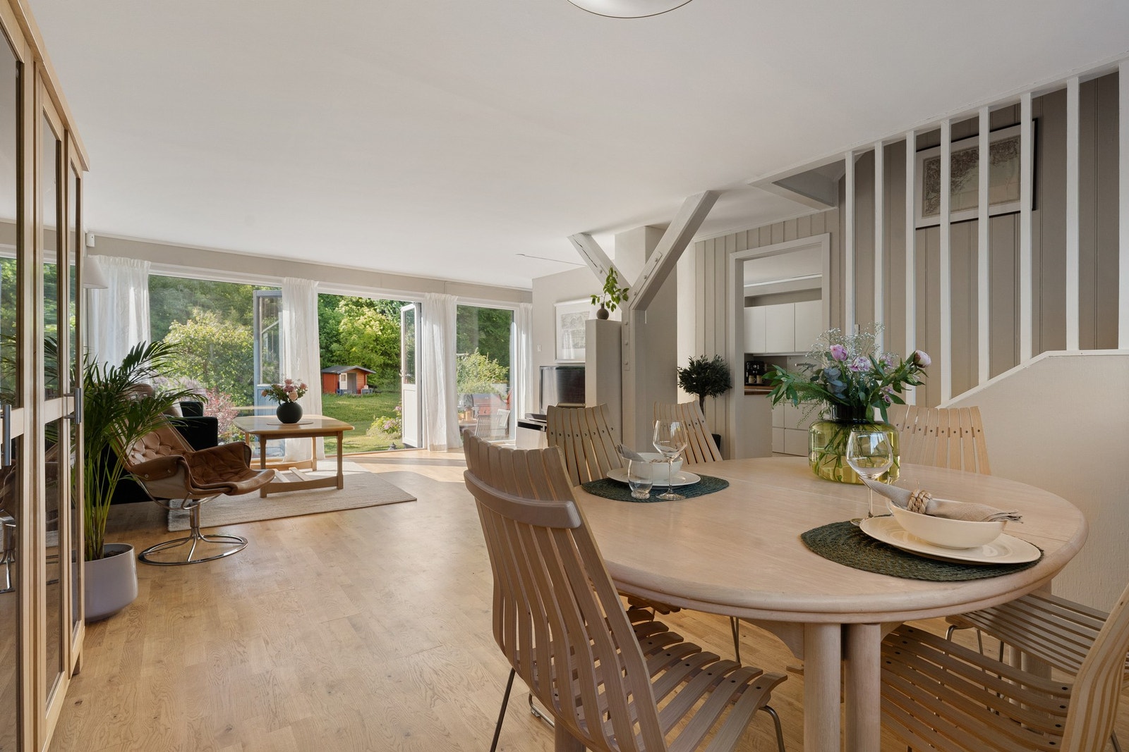 Stuen er både lys og luftig med god plass til å møblere med både sofagruppe og spisestue. Galleribilde