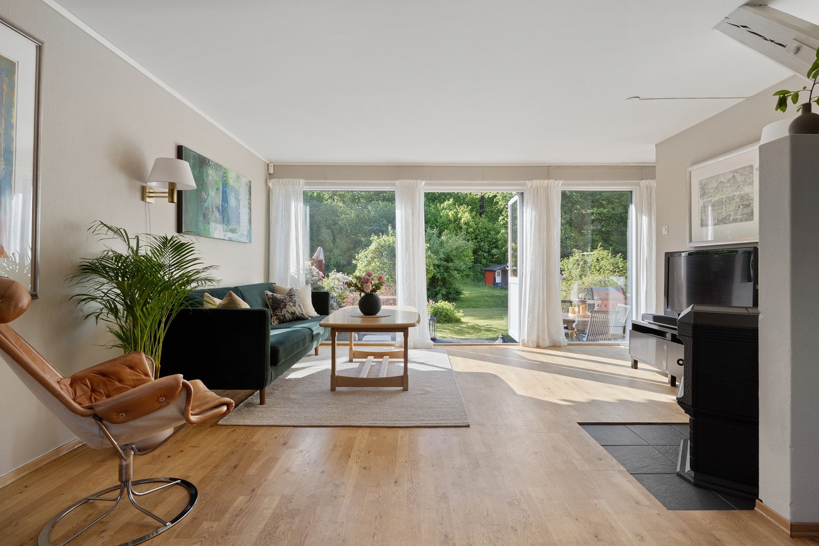De store vinduene gir optimale lysforhold inn i hele stuen. Galleribilde
