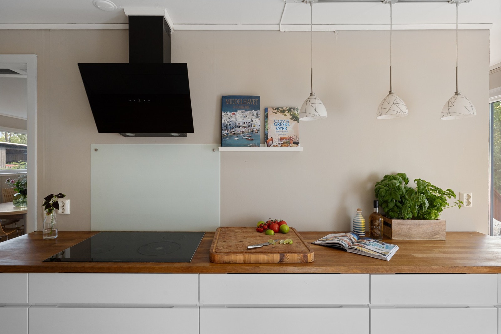 Det er også integrert platetopp, komfyr, mikrobølgeovn, oppvaskmaskin og frittstående kjøl- og fryseskap. Galleribilde