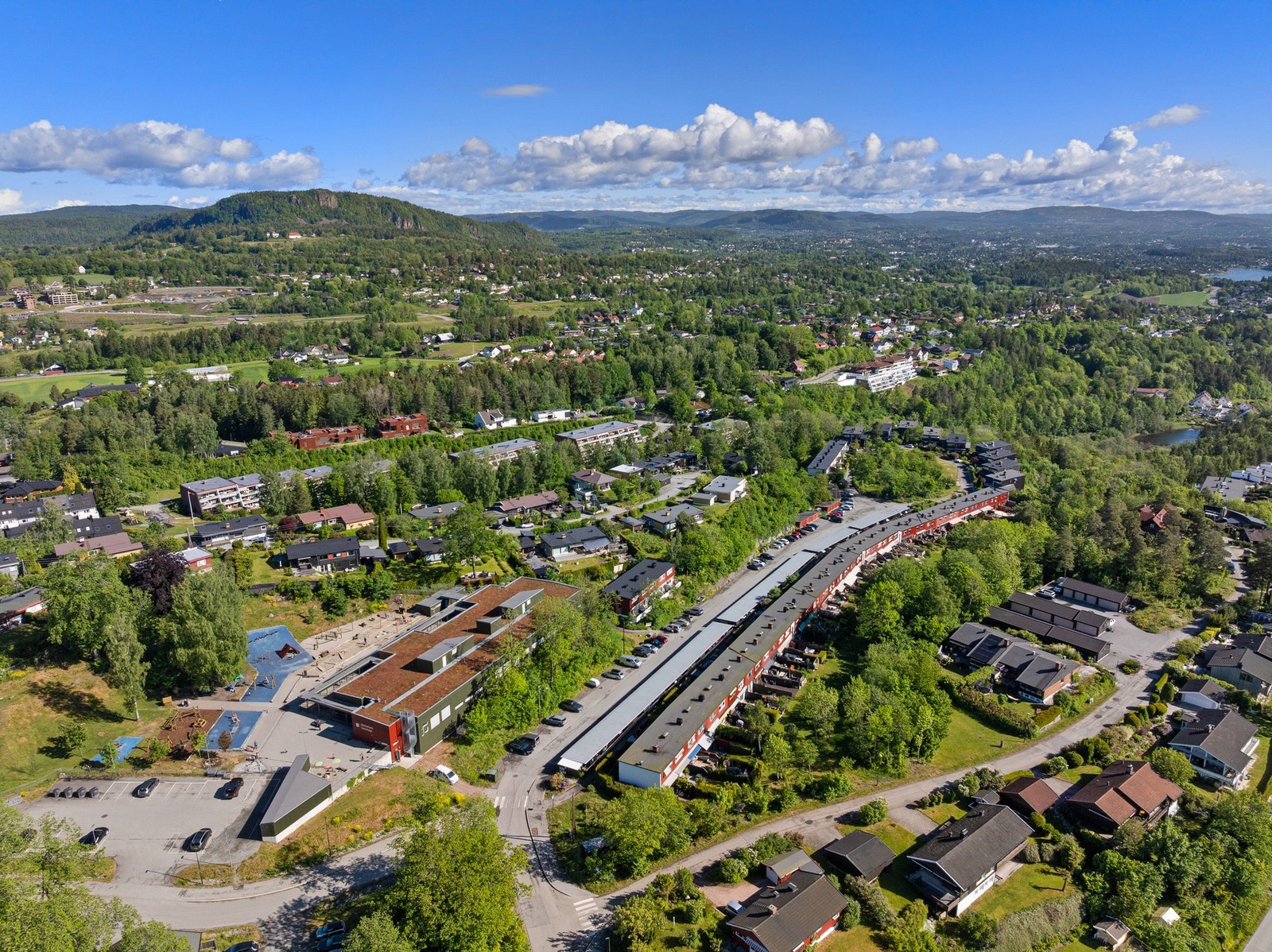 Dette er et veletablert boligområde hvor det er lett å trives for både liten og stor. Galleribilde