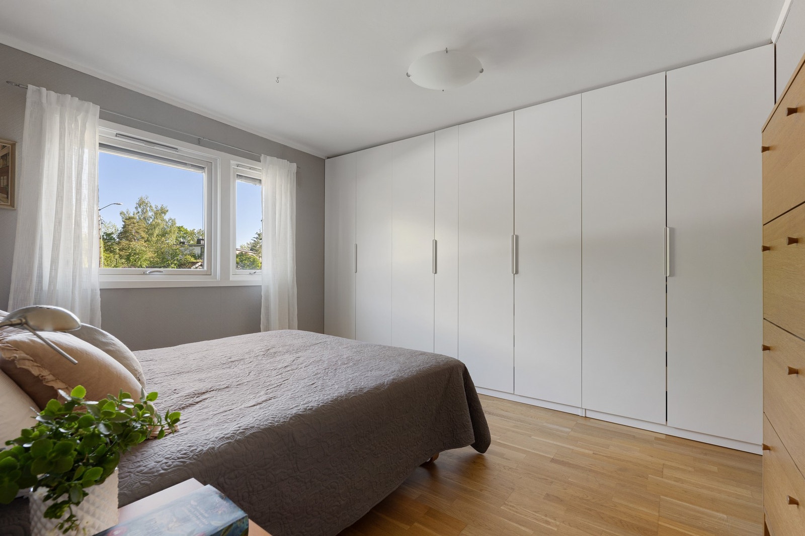 Langs den ene veggen er det en god og stor garderobe. Galleribilde