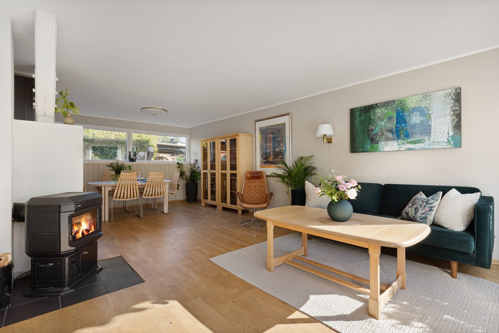 Det er god plass til en romslig sofagruppe med god plass til hele familien. Galleribilde