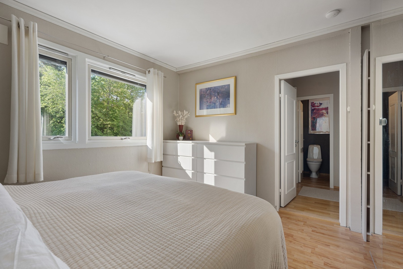 Her er det også en stor garderobe. Galleribilde