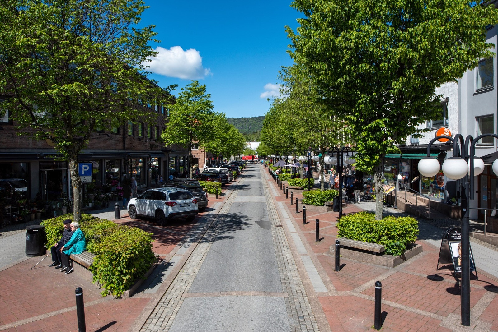 Det er ca. 2 km til Asker sentrum som byr på alle de servicetilbud man trenger i hverdagen. I Asker sentrum finner man også en fin miks av butikker og spisesteder. Galleribilde