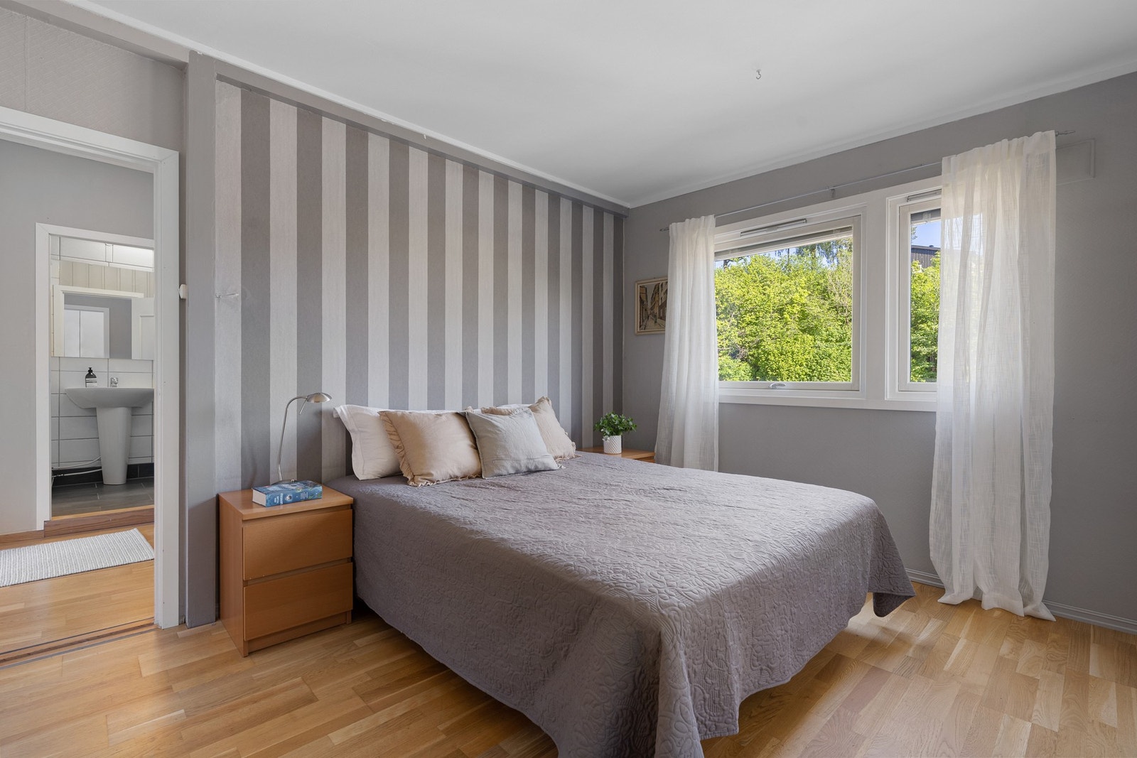 I 2. etasje finner vi også boligens soverom. Dette er hovedsoverommet som har plass til dobbeltseng, nattbord og det man ellers måtte ønske for å skape en avslappende sone. Galleribilde