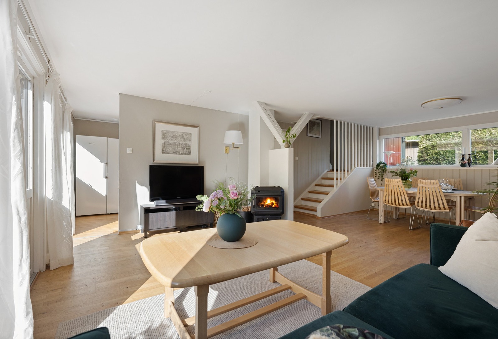 I stuen er det også en flott peisovn som varme godt på kalde vinterkvelder. Galleribilde