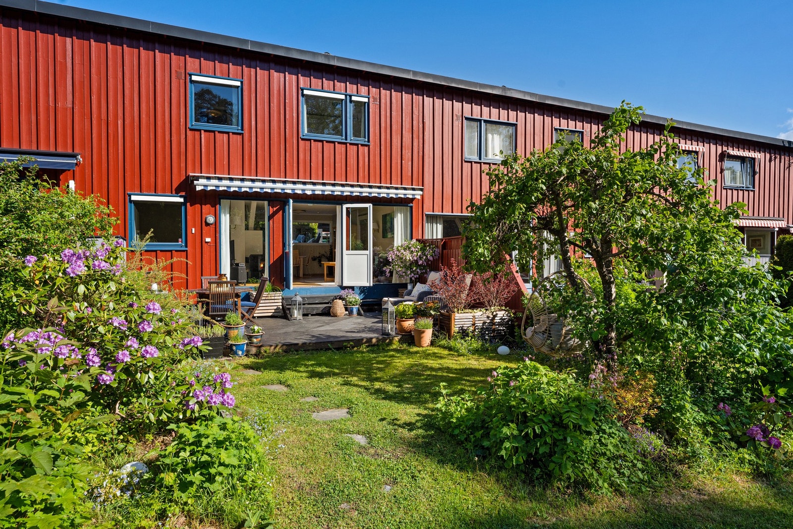 Terrassen byr på rikelig med plass til både utelounge, spisebord og grill. Galleribilde