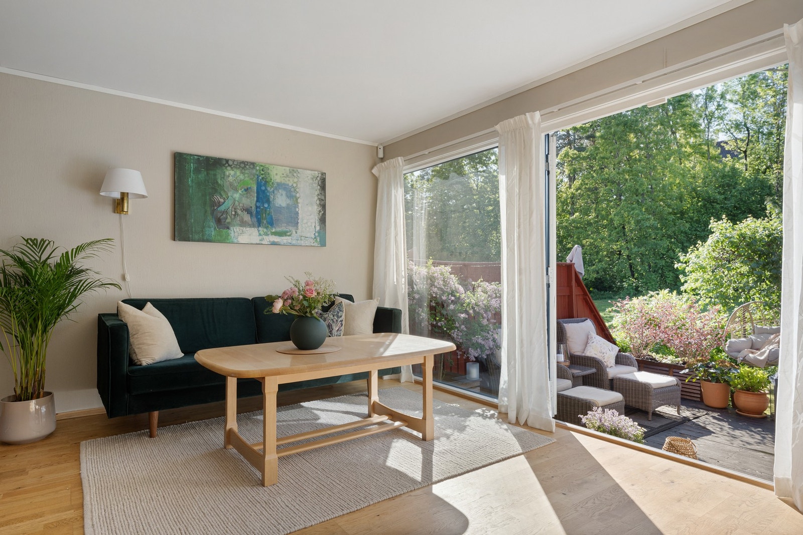 Terrassen og hagen blir en naturlig forlengelse av stuen på sommeren. Galleribilde