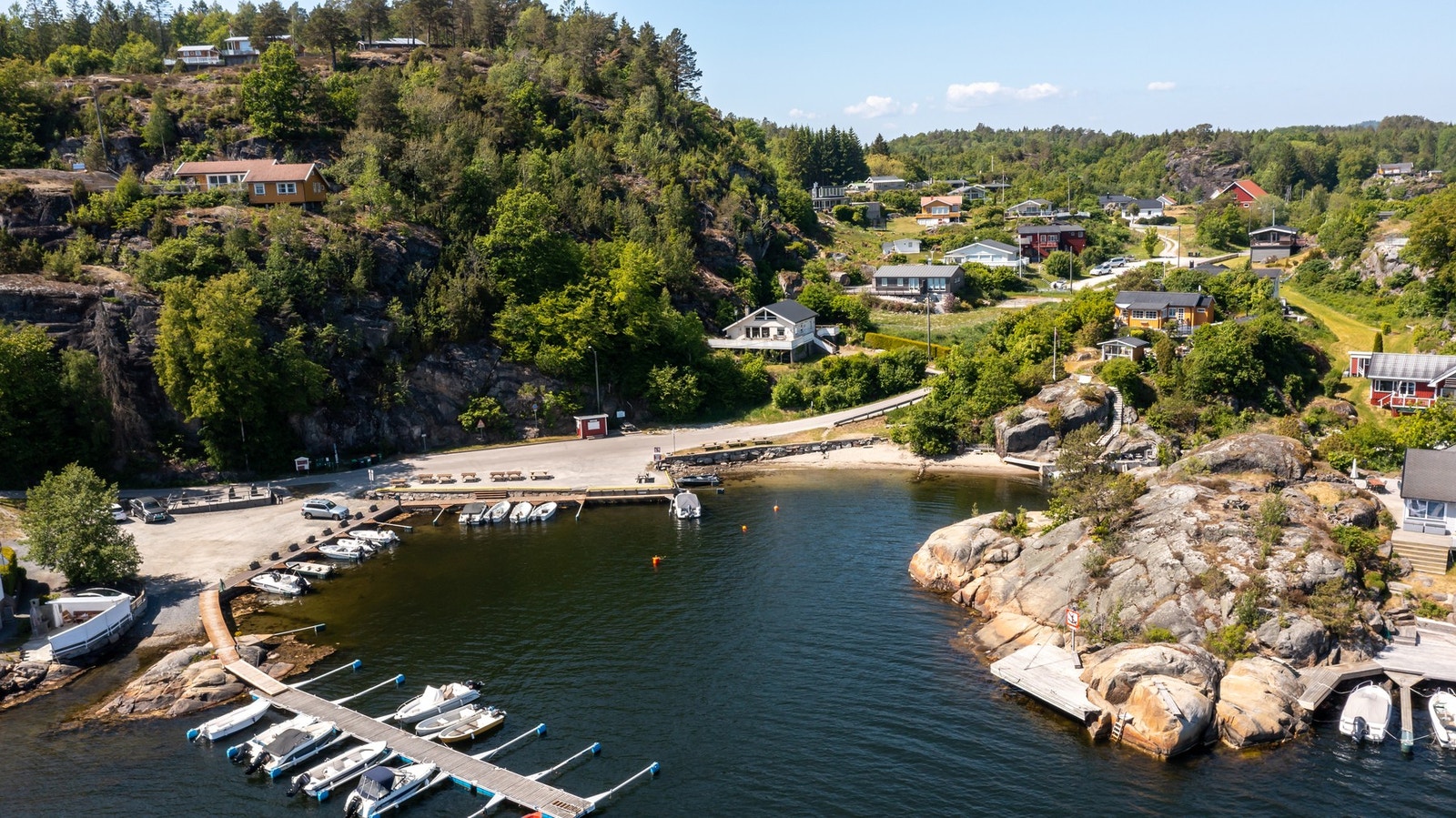Bjønnes brygge ligger rett ved hytta. Liten kiosk på sommeren og badestrand og båtplasser. Sommerstemning! Galleribilde