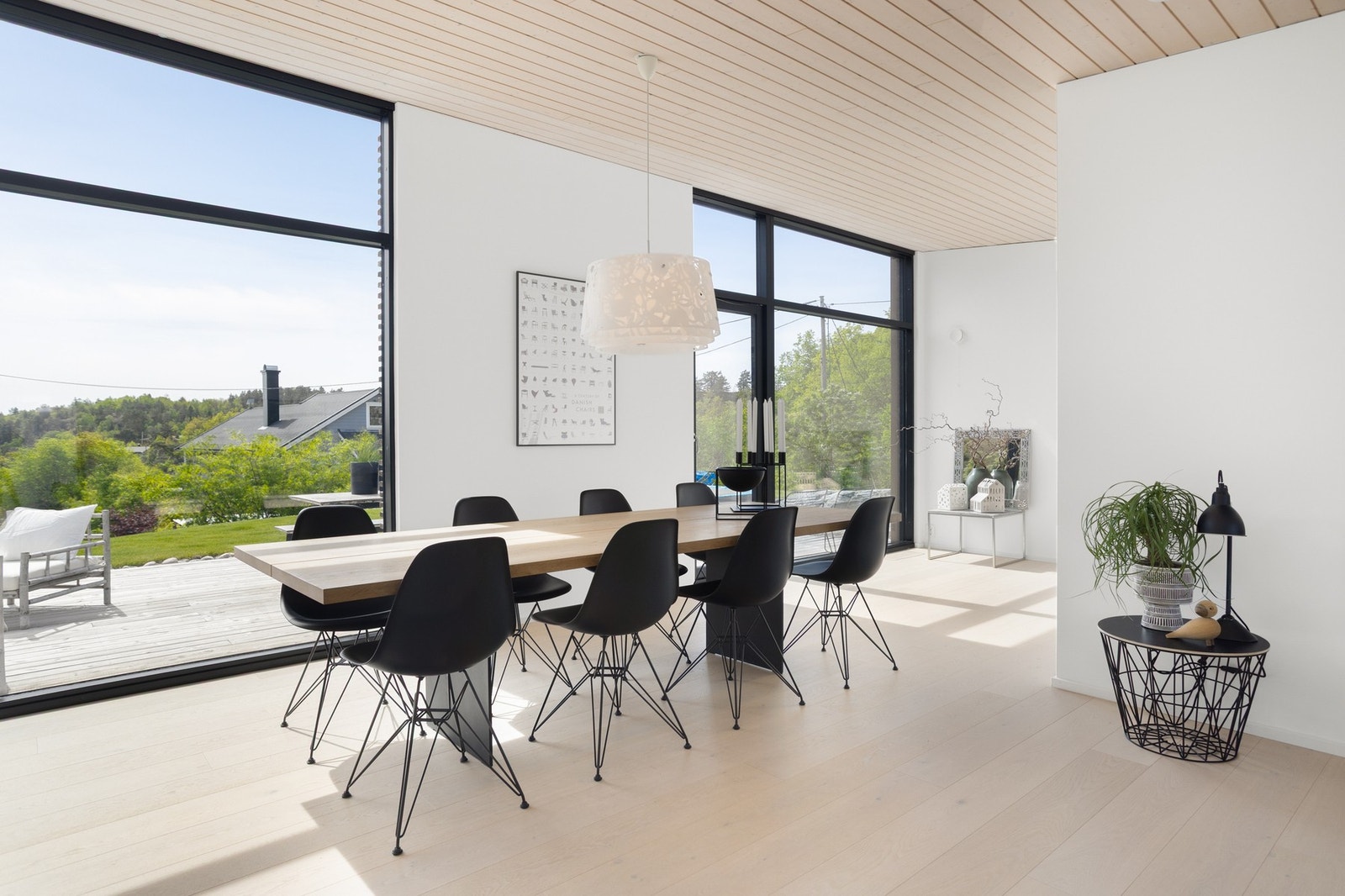 Store vindusflater med masse lys og utsikt mot sjøen Galleribilde