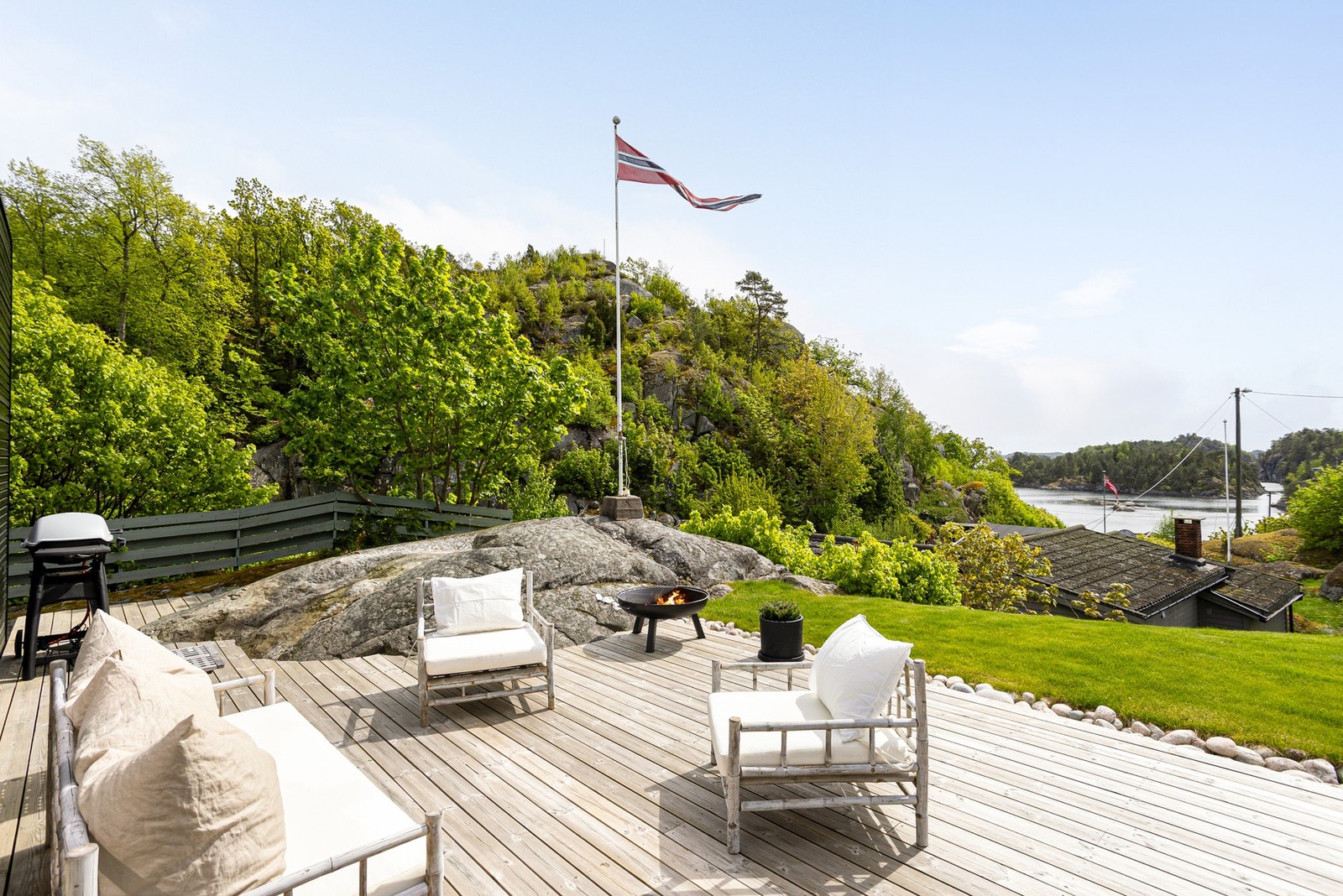 Flott utsikt utover fjorden Galleribilde