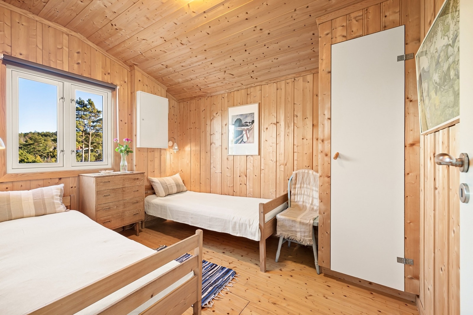 Dette rommet var tidligere en del av opprinnelig kjøkken og er ombygget samt utvidet med tilbygg. Godkjenning av rommet foreligger ikke. Galleribilde