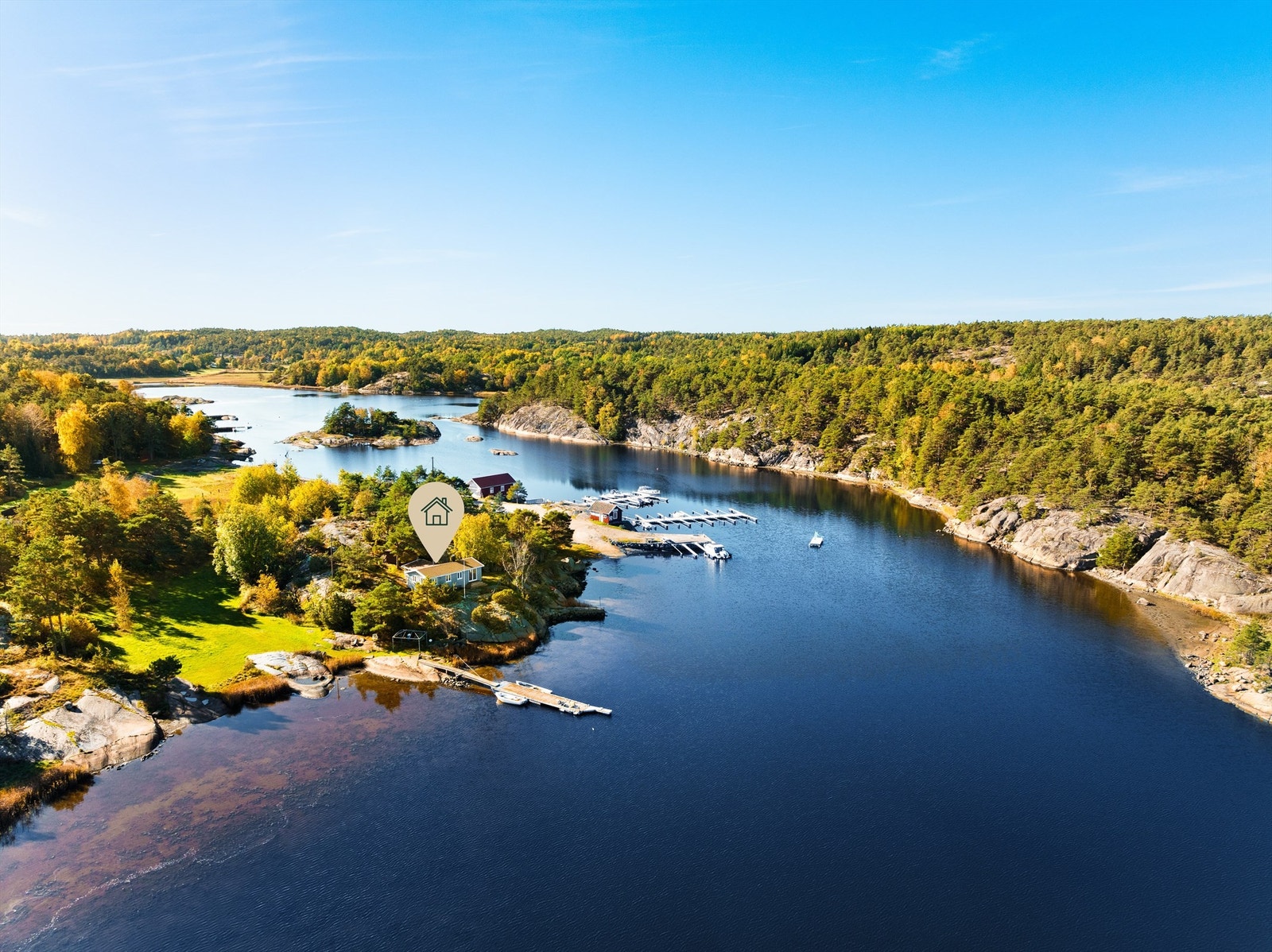 Inntil vannet i idylliske Botnekilen nord på Kirkøy ligger denne fritidseiendommen på over 3,5 mål. Galleribilde