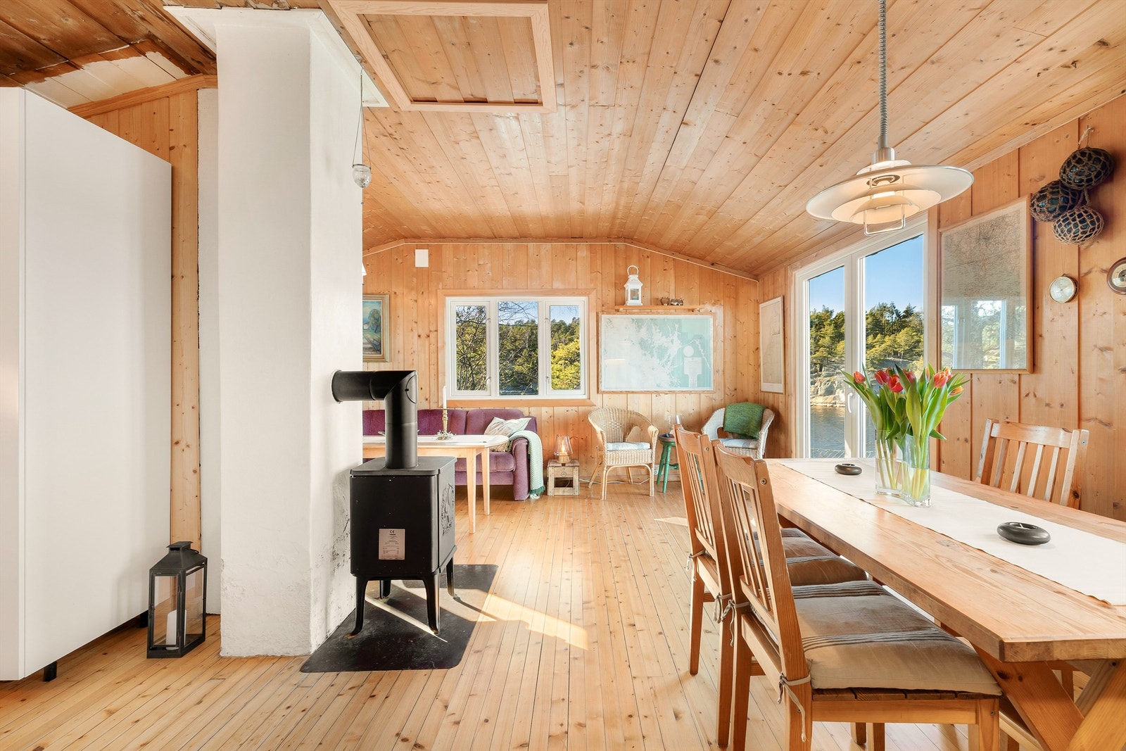 Naturlige overflater av heltre på både gulv, vegger og himling gjør hyttas indre lun og trivelig. Galleribilde