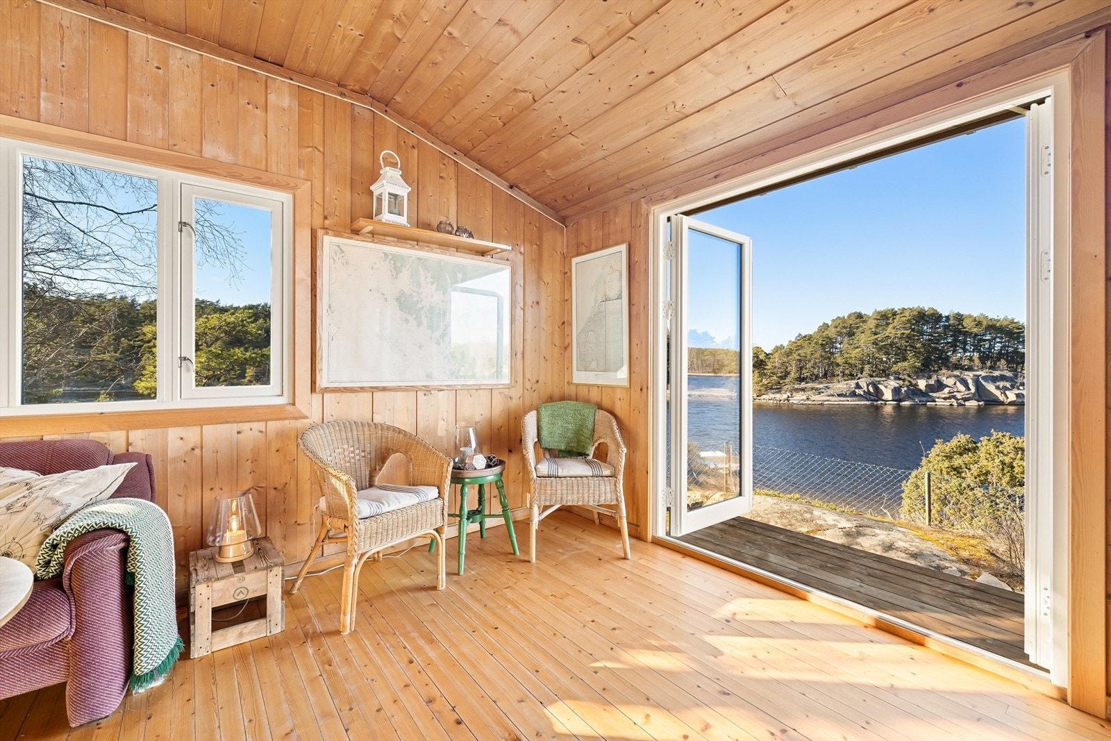 Åpen fløydør ivaretar kontakten med naturen utenfor og slipper sval sommerbris rett inn i stuen. Galleribilde