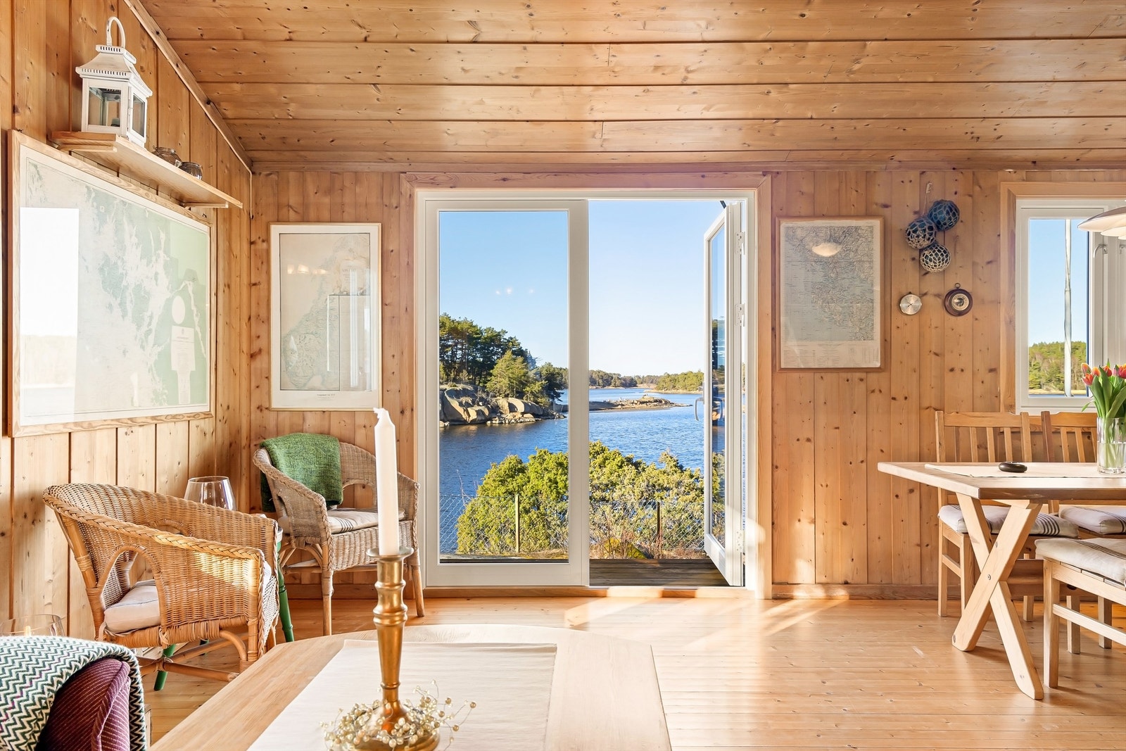 Fra sofakroken og spisebordet er annen bebyggelse knapt å se, kun svaberg og vakker natur. Galleribilde