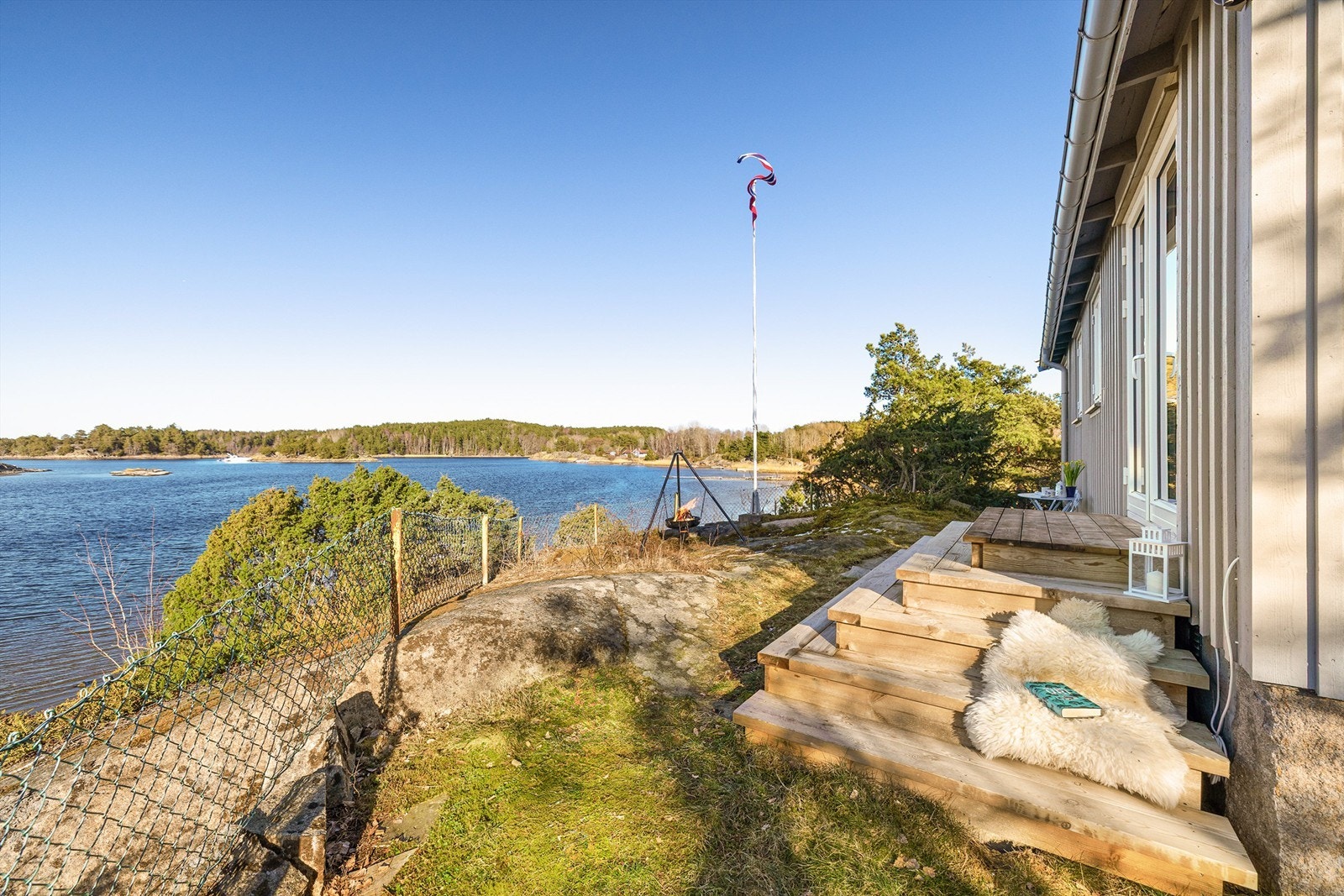 Fra vestveggen sees uhindret utsikt over kilen mot blant annet Terneskjær og den store Røsholmen i nord. Galleribilde