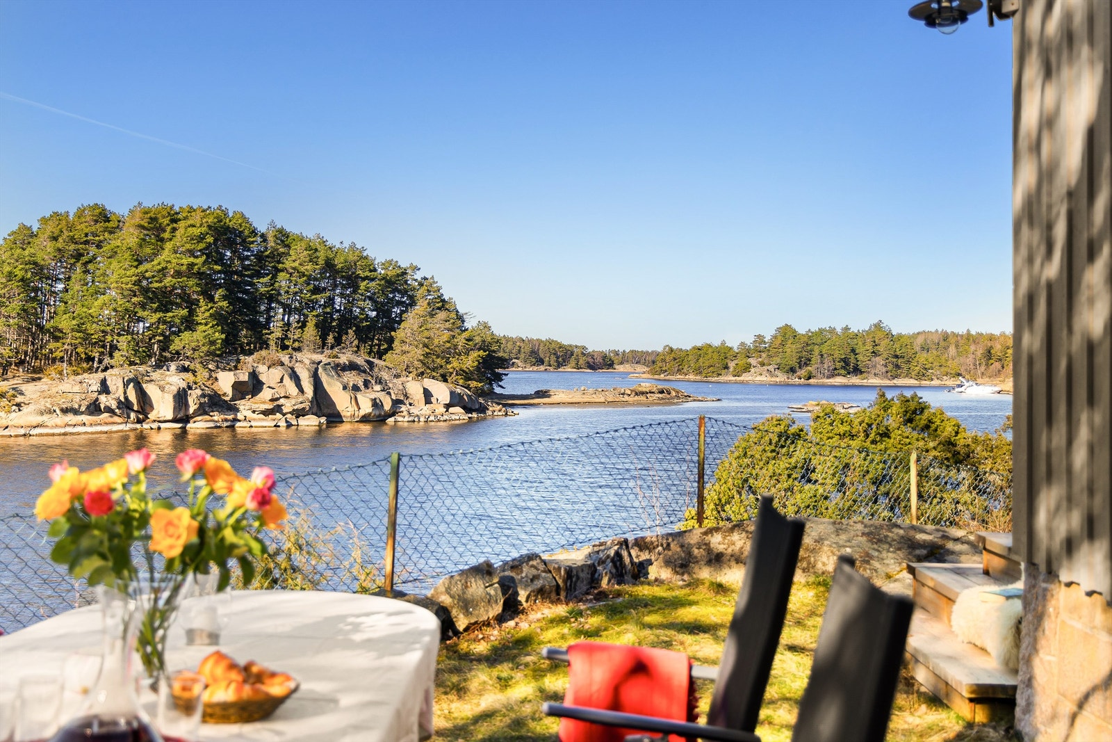 Med sjøen rett forut er du nærmest sikret den gode duften av salt sjø og ikke minst den stemningsfremmende lyden av båtliv sommerstid. Galleribilde