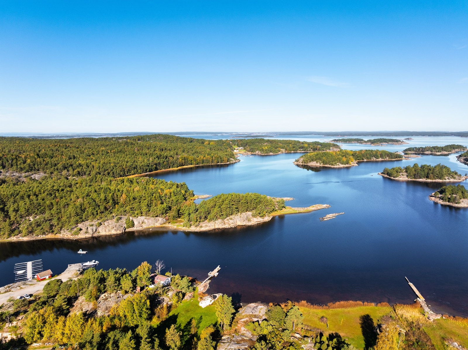 Hytta har en beliggenhet som gir enkel adkomst ut i den flotte Hvalerskjærgården. Galleribilde