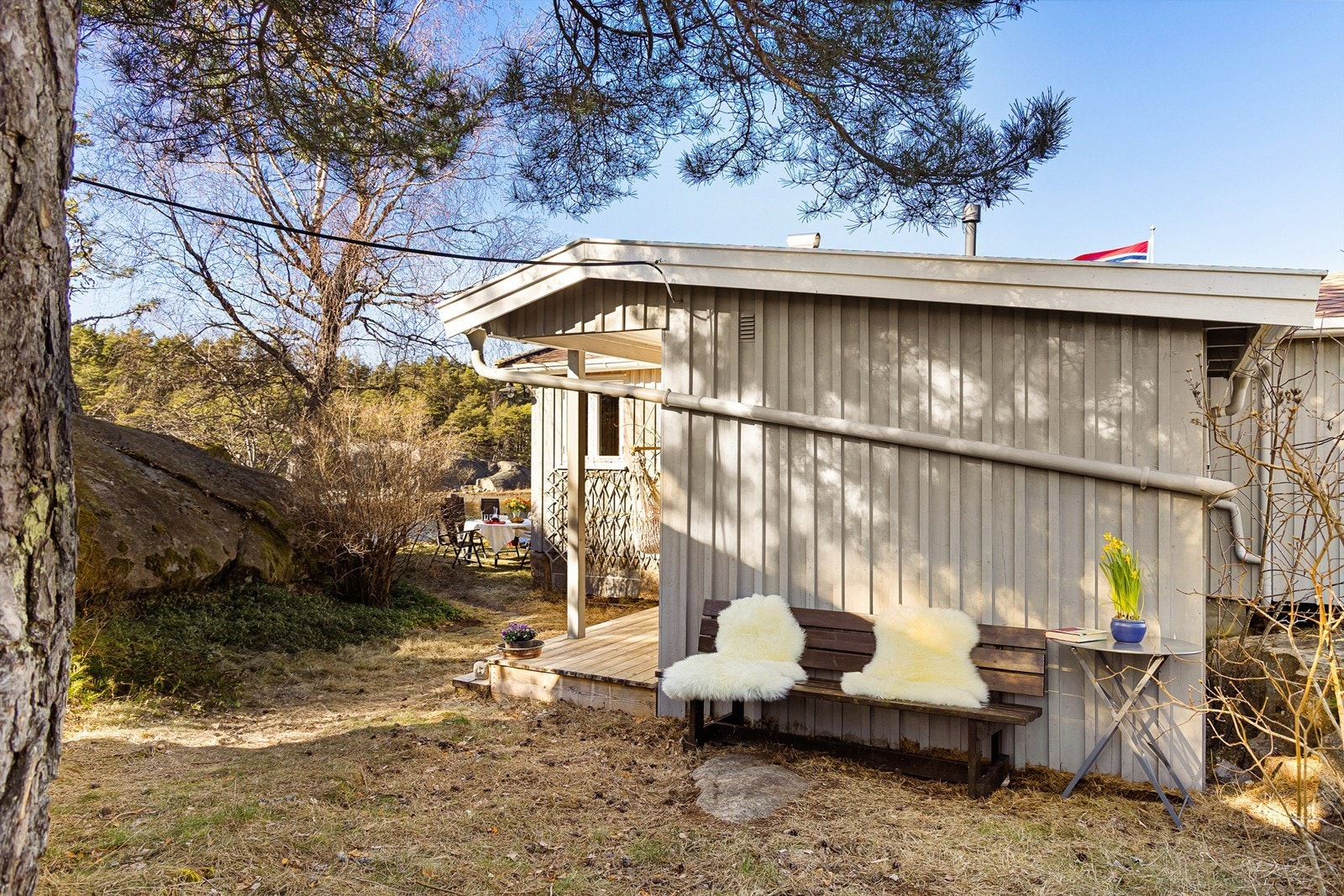 Rundt hytta er det mulig å sitte ute flere steder. Velg side etter vær og vind samt solens gang gjennom dagen. Galleribilde