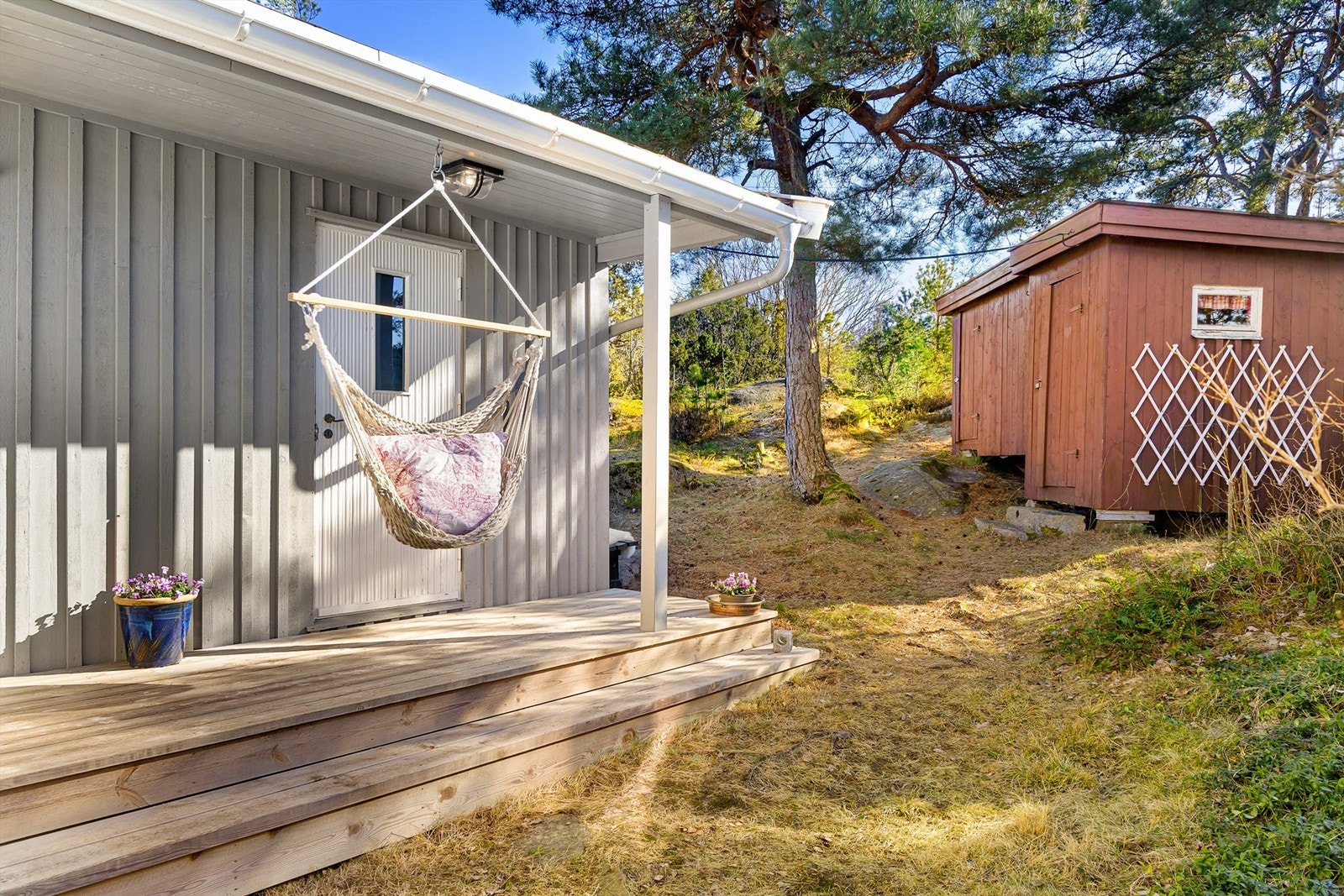 I annekset ovenfor fløyen inngår utedo av eldre årgang. Galleribilde