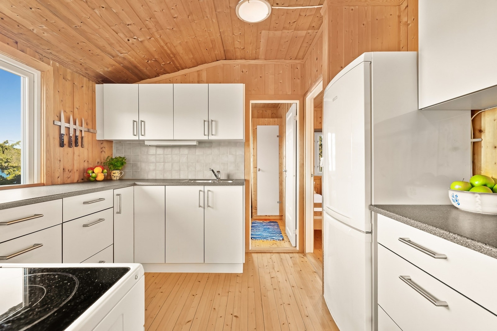 Innenfor kjøkkenet finnes to rom som inngår i tilbygget del. Galleribilde