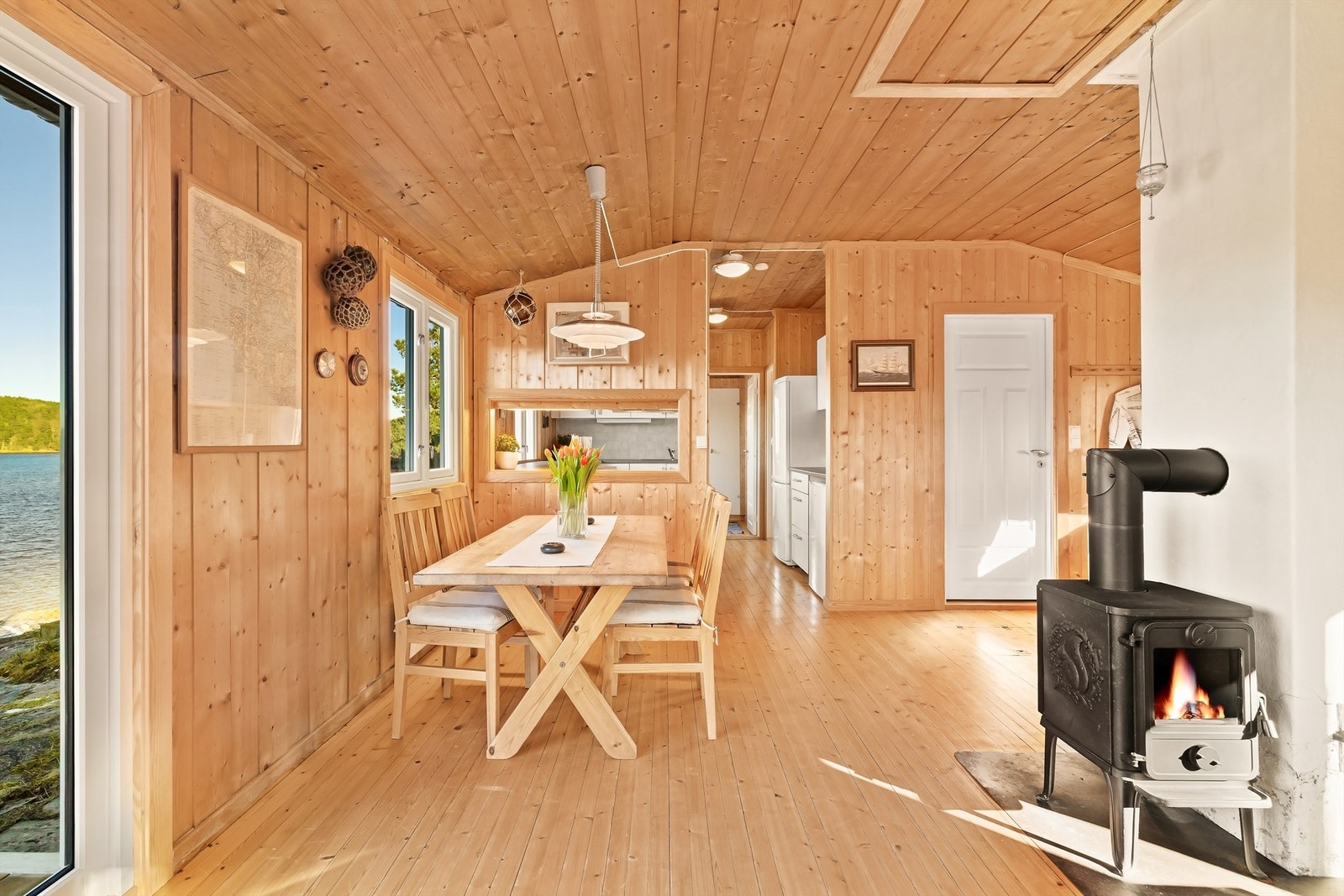 Kjøkkenet er adskilt i eget rom, men likevel nært forbundet med stuen. Galleribilde