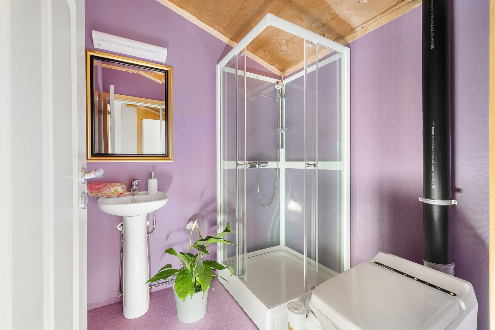 Dette rommet ble etablert i 2011 og benyttes som bad, men er ikke å betrakte som våtrom og i sin helhet gitt TG 3. Galleribilde